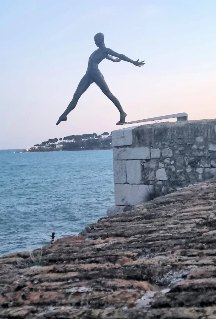 Antibes une statuette des remparts