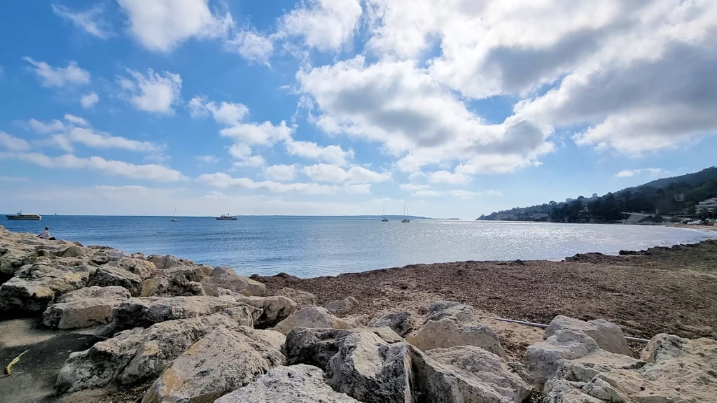 Une plage de Golfe-Juan en basse saison