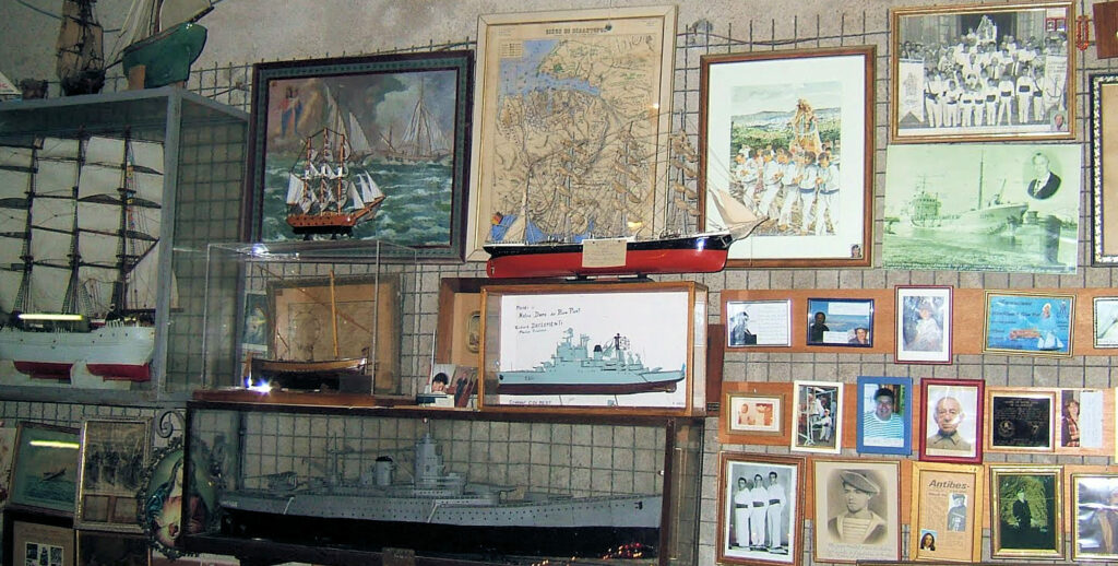 Ex-voto marins à l’intérieur de la chapelle de la Garoupe à Antibes