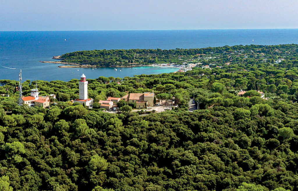 Vue générale du Cap d’Antibes et de la chapelle de la Garoupe