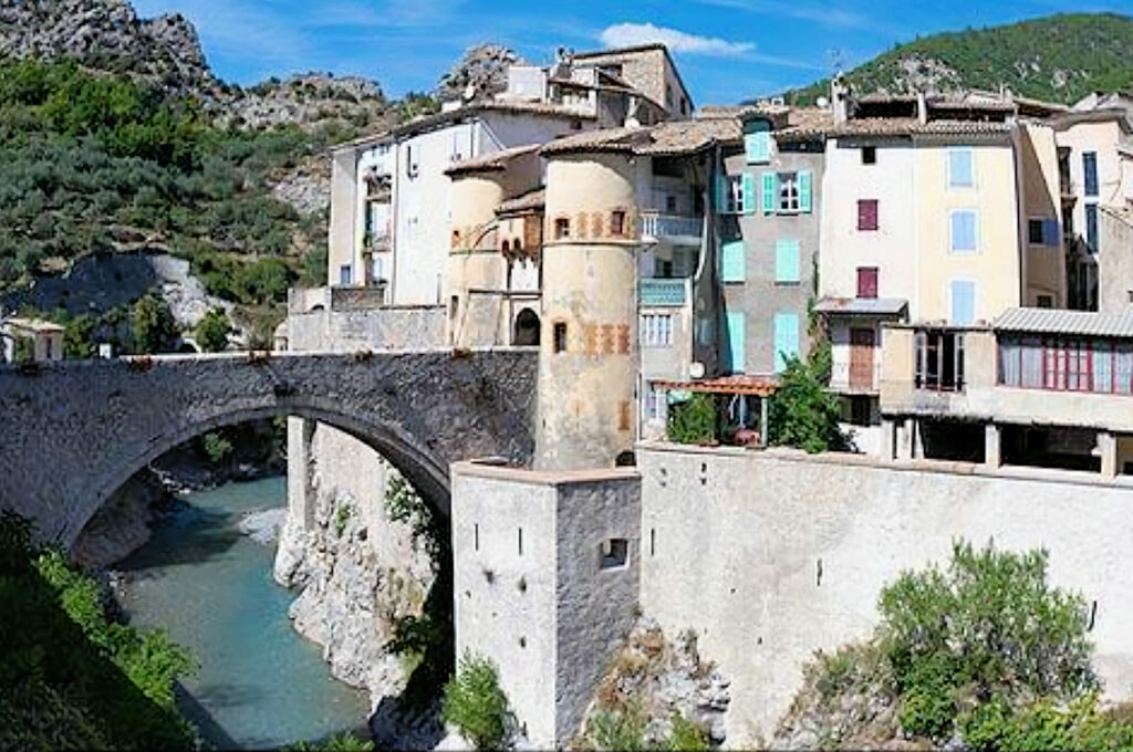 Guillaumes, proche de Valberg et à 16 km d'Entrevaux