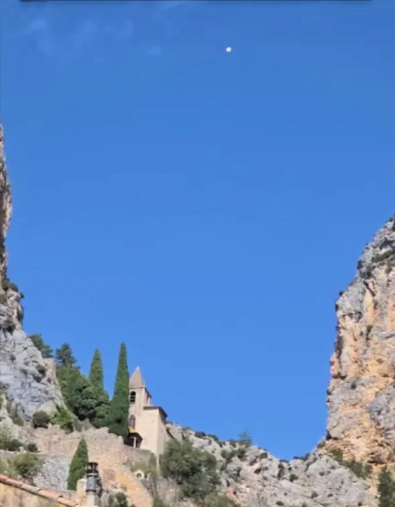 L'étoile suspendue entre deux falaises, à Moustiers-Sainte-Marie