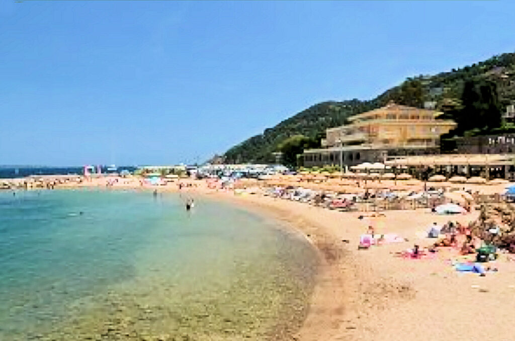 Mandelieu, la plage publique des Dauphins