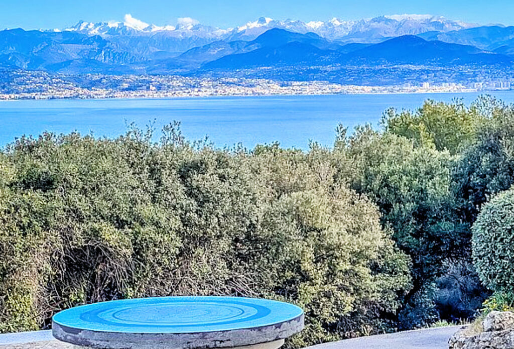 Panorama sur le Cap d'Antibes et au-delà, depuis la chapelle de la Garoupe