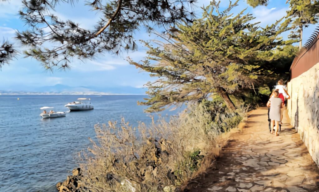 Sentier du littoral du Cap d’Antibes entre végétation et Méditerranée