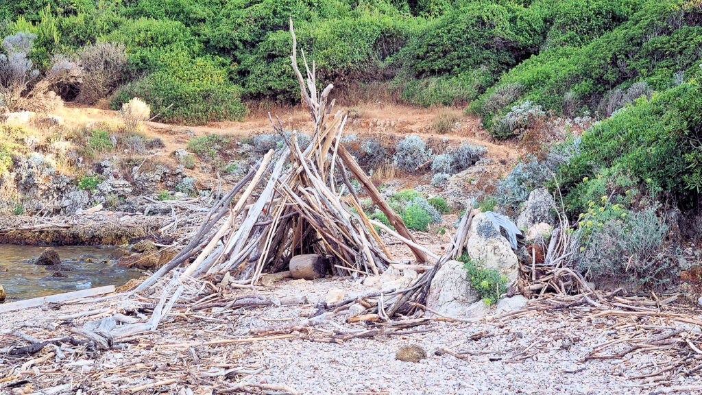 Petite construction en bois sur le littoral du Cap d’Antibes