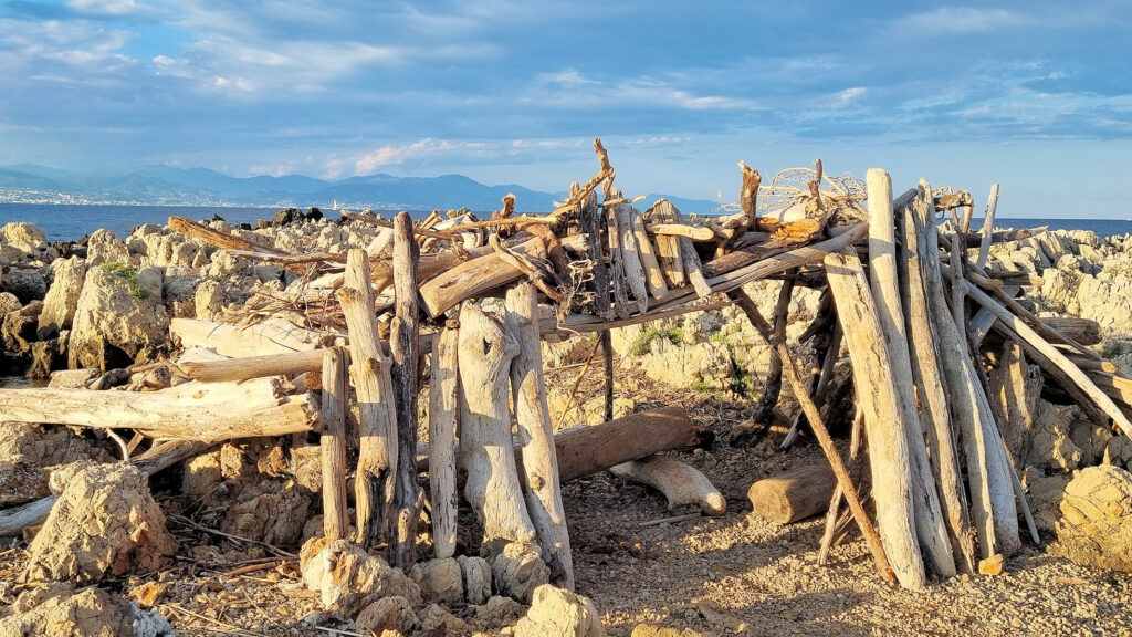 Petite construction en bois sur le littoral du Cap d’Antibes