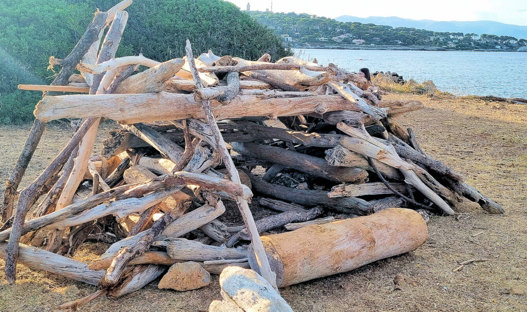 Petite construction en bois sur le littoral du Cap d’Antibes